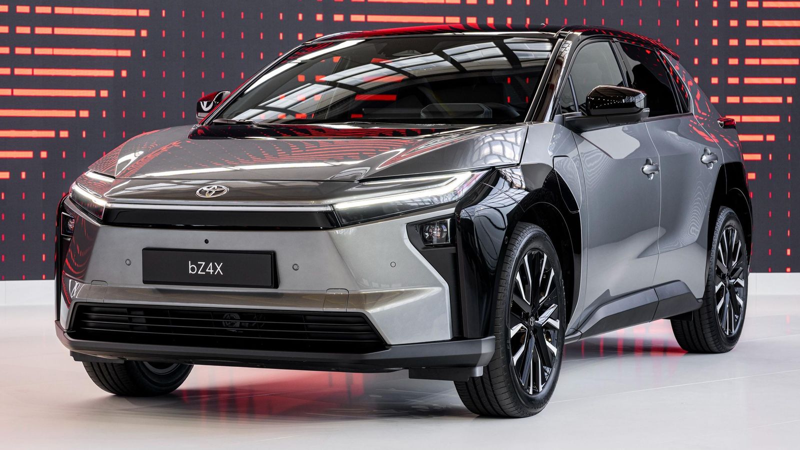 Toyota modifica ligeramente el aspecto de su bZ4X, pero mucho más en profundidad en aspectos técnicos, con nuevos sistemas de propulsión eléctricos, por ejemplo. Toyota modifica ligeramente el aspecto de su bZ4X, pero mucho más en profundidad en aspectos técnicos, con nuevos sistemas de propulsión eléctricos, por ejemplo.