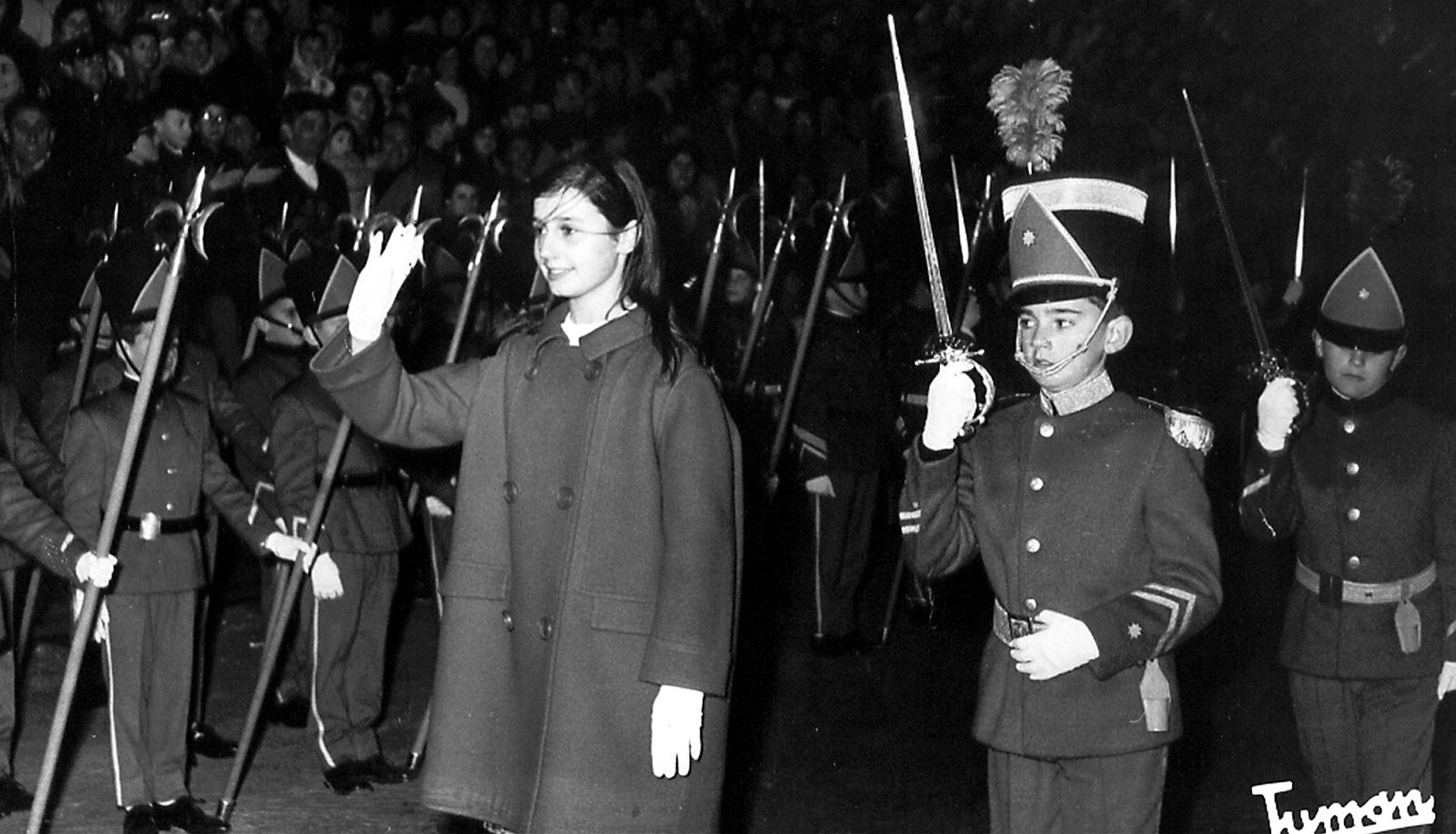 María del Carmen Martínez-Bordiú en las Fiestas Típicas de 1963 junto al Batallón Infantil.