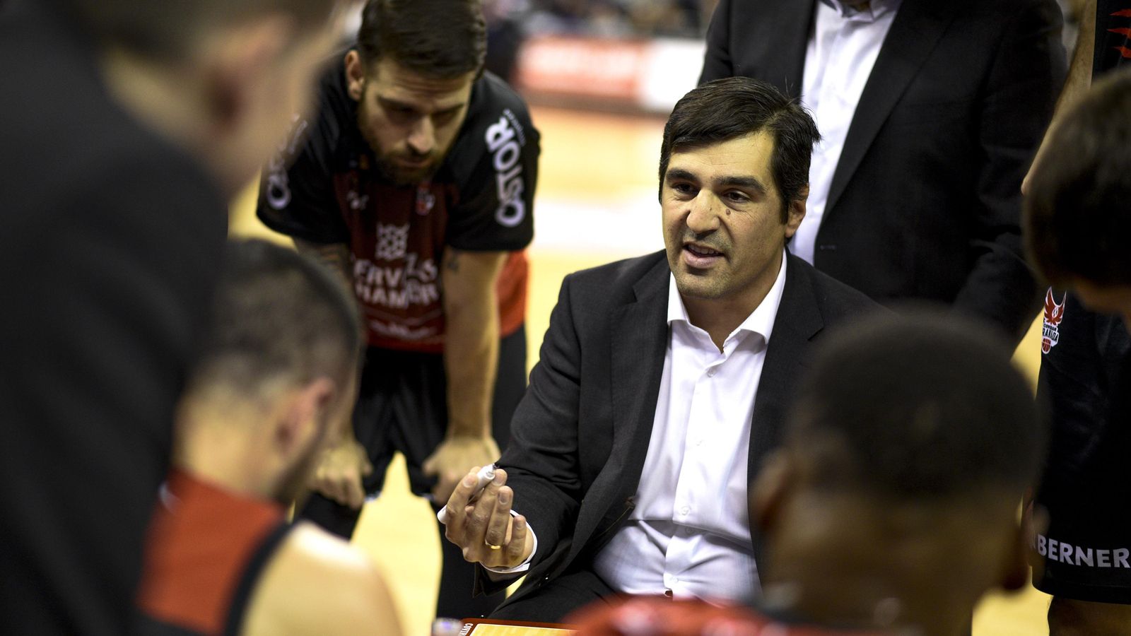 Pablo Pin imparte instrucciones en un tiempo muerto.