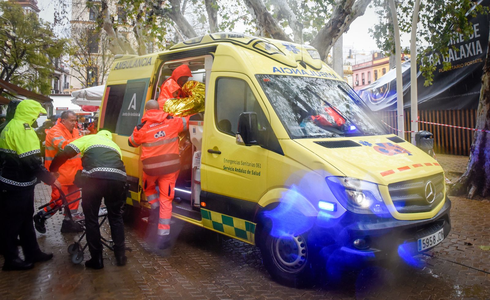 Heridos varios niños en la caída de una carpa en la Alameda