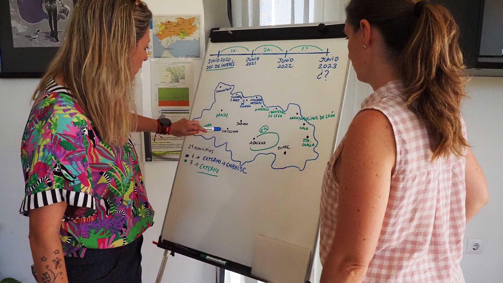 La alcaldesa de Cala, María Teresa Rodríguez dibuja un boceto del futuro Anillo Hídrico