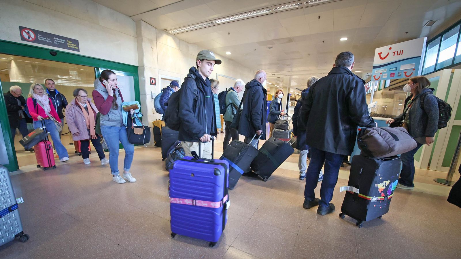 Un grupo de alemanes, tras aterrizar en el Aeropuerto de Jerez. Un grupo de alemanes, tras aterrizar en el Aeropuerto de Jerez.