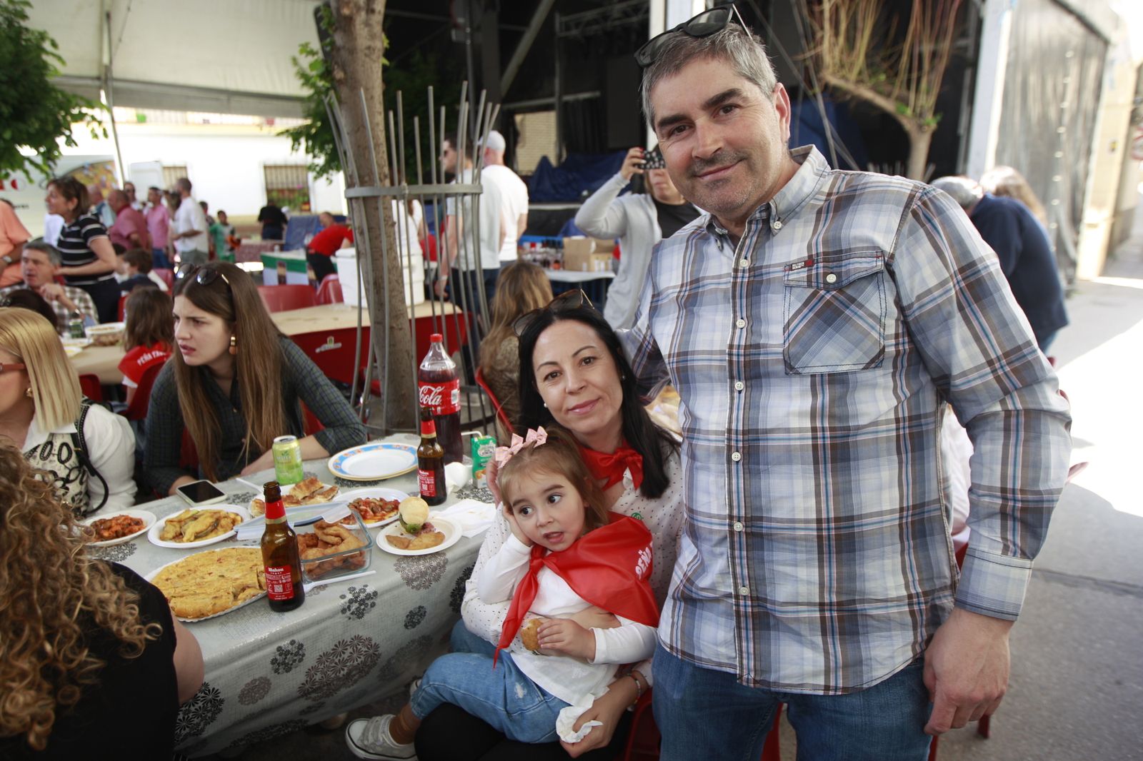 Imágenes de las Fiestas de Abrucena: concurso de mostos, encierro infantil y migas populares