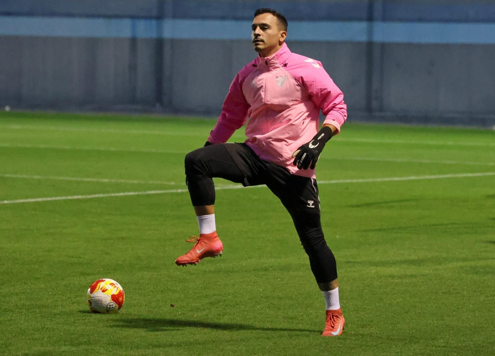El Málaga CF prepara la cita de Copa ante el Estepona con los menos habituales apretando