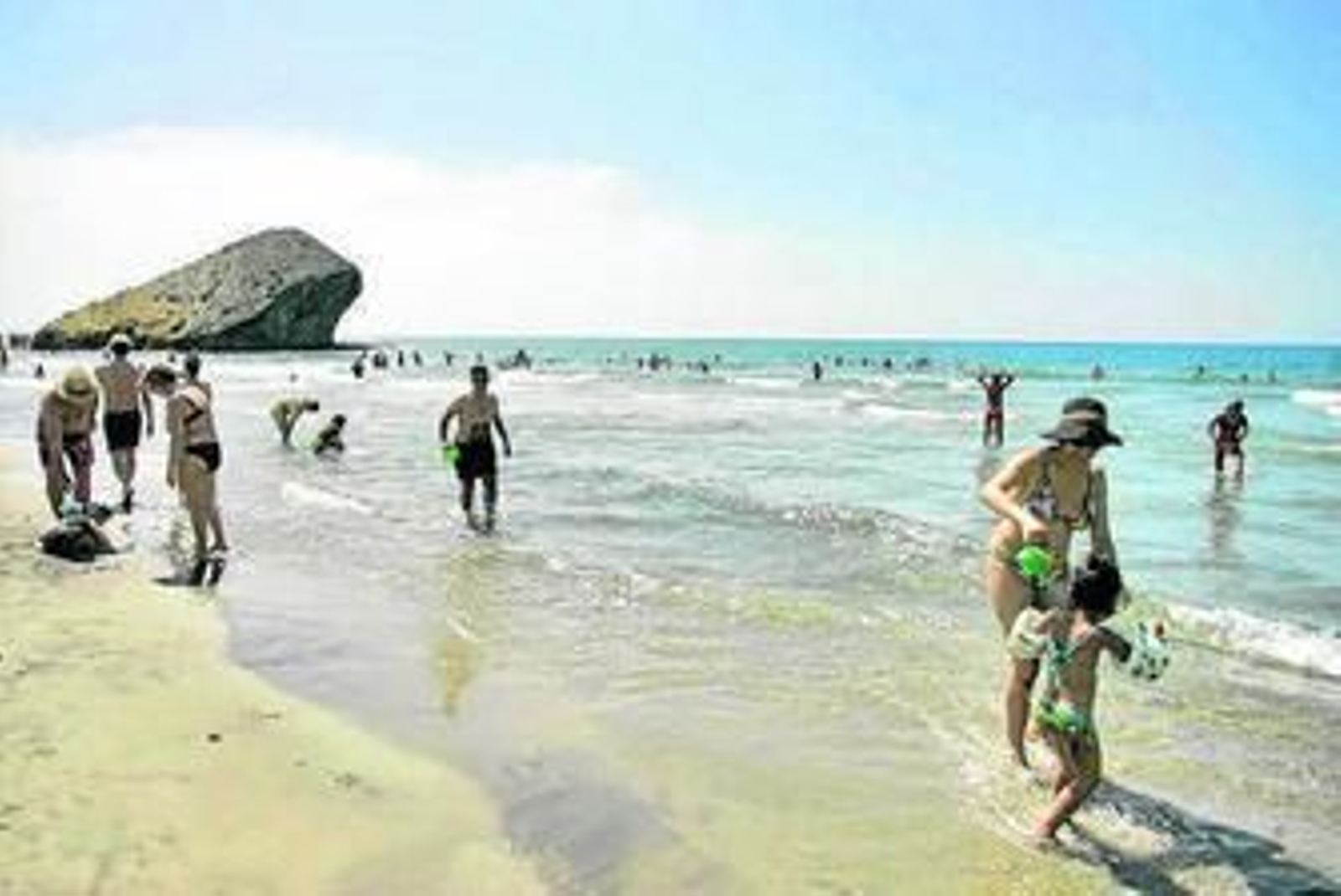 Bañistas en la playa de Mónsul.