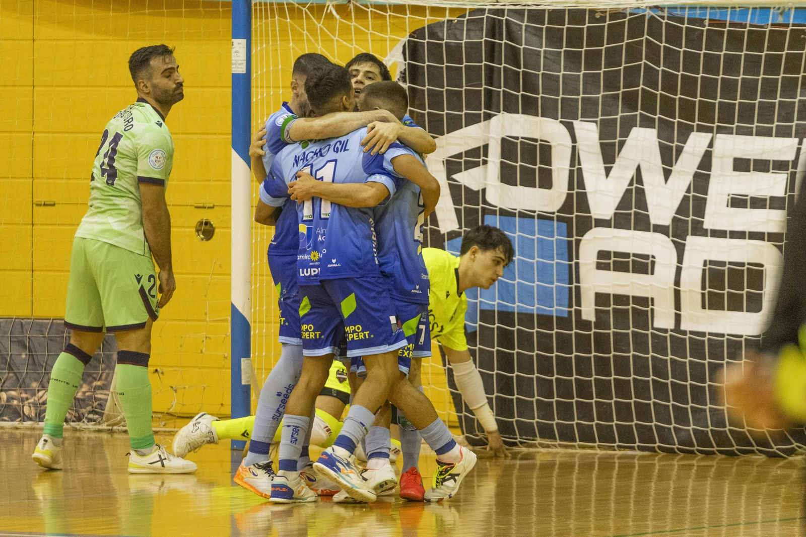 Los celestes celebran uno de sus tantos en la goleada frente a los granotas de este sábado.