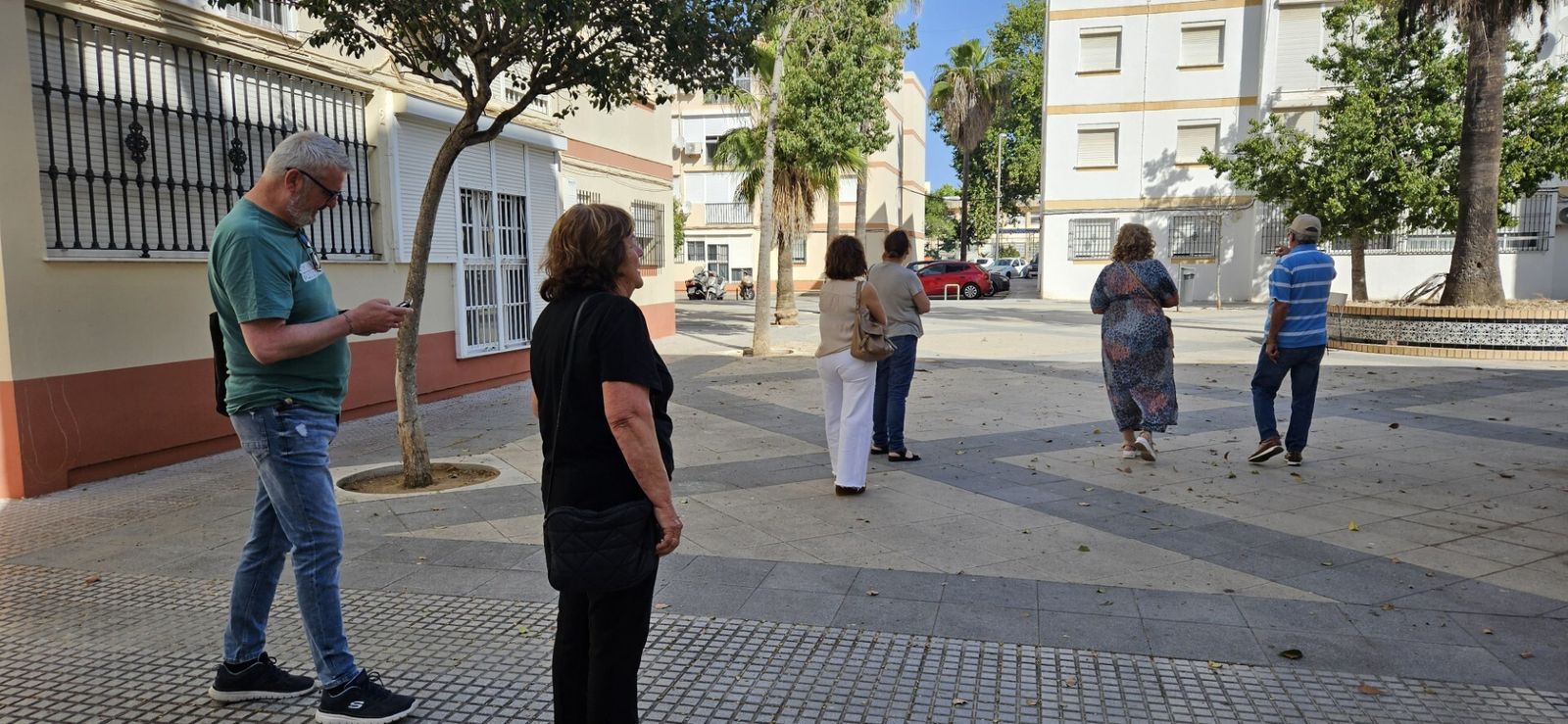 Una imagen de la visita junto a miembros de Las Tres Fases.