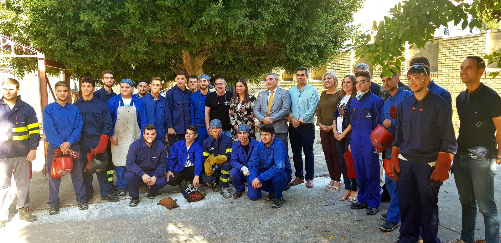 Alumnos del IES Las Salinas con la alcaldesa de San Fernando, Patricia Cavada, y el delegado de Educación, Miguel Andréu.