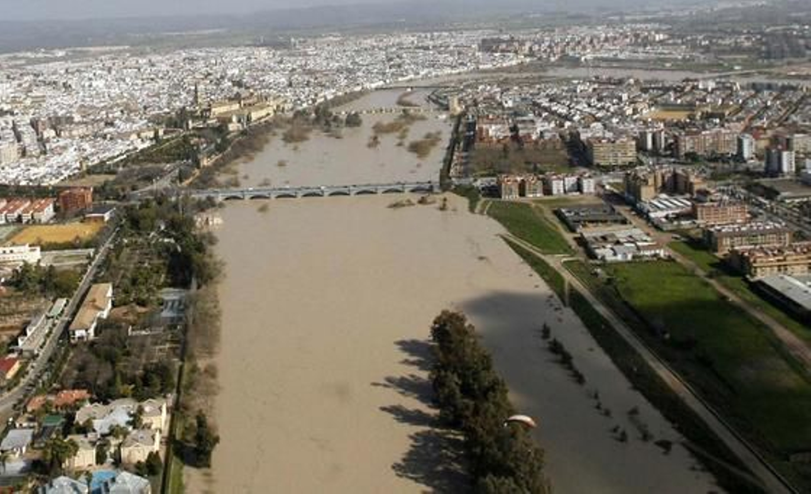 Vista aérea del cauce del río Guadalquivir desbordado a su paso por Córdoba. / José Martínez