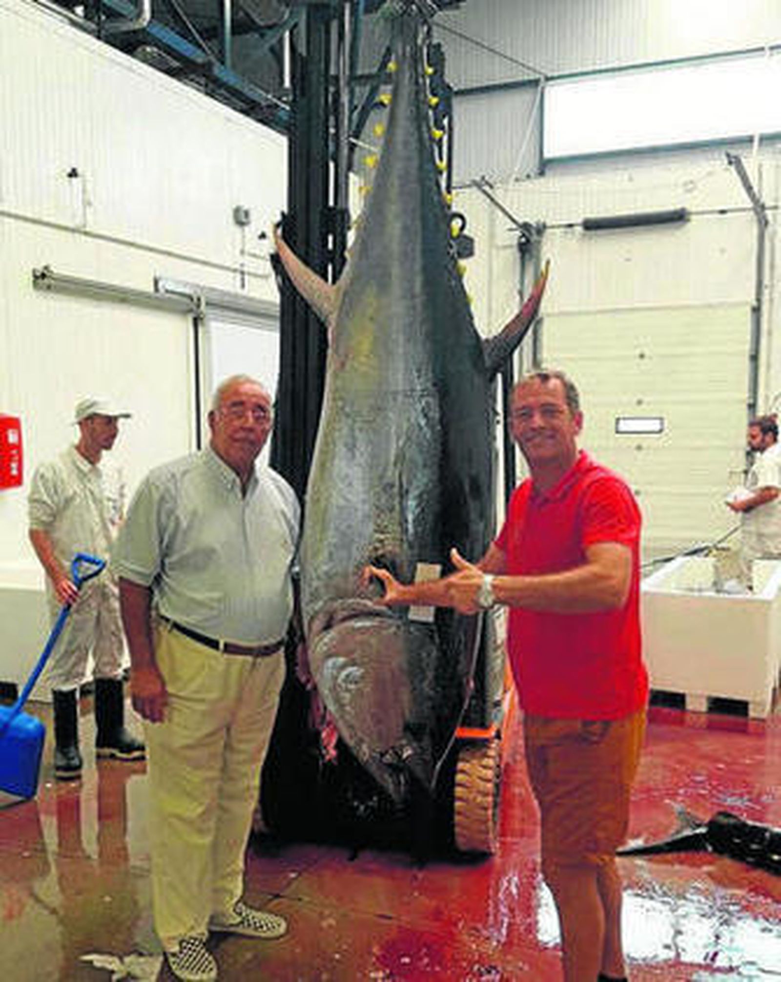 Paco y Pepe Ruiz, del Timón de Roche, junto al ejemplar adquirido.