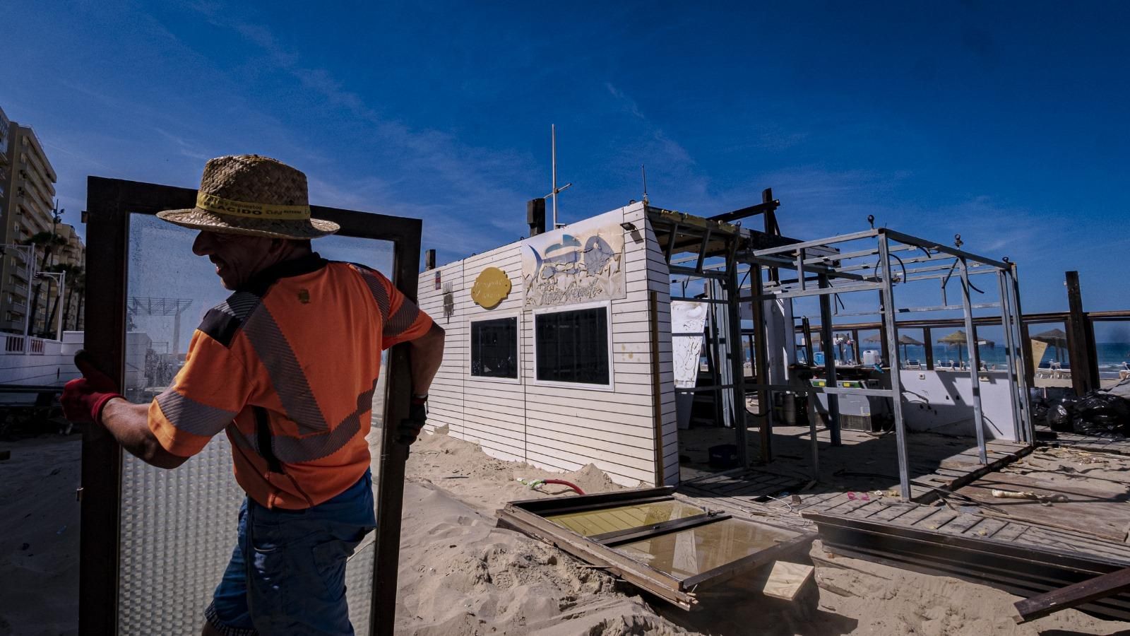 Un operario procede al desmontaje del chiringuito Tuna Beach, en la playa Victoria de Cádiz. Un operario procede al desmontaje del chiringuito Tuna Beach, en la playa Victoria de Cádiz.