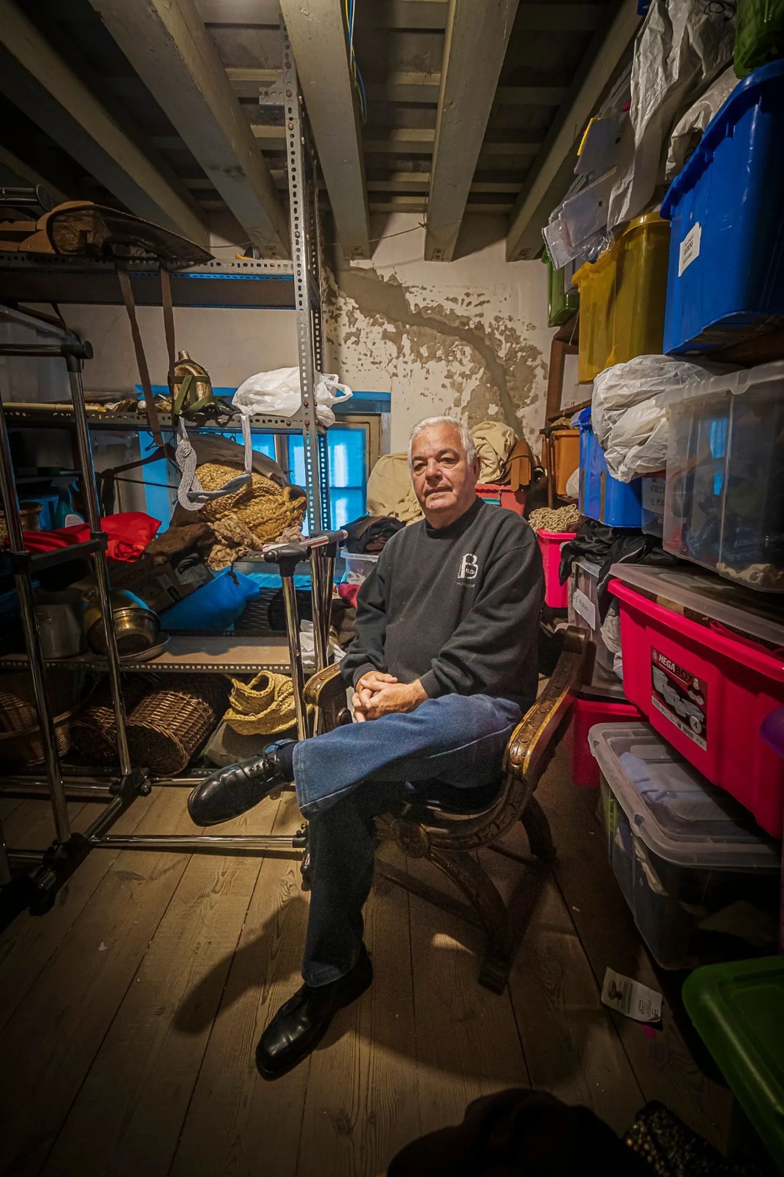 El director de Balbo, en la sala donde guardan el atrezzo.