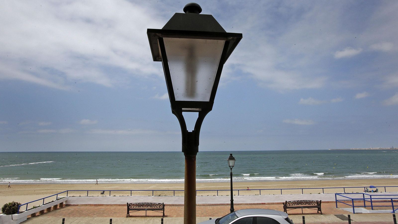 Una farola del alumbrado público de El Manantial, con la playa al fondo. Una farola del alumbrado público de El Manantial, con la playa al fondo.