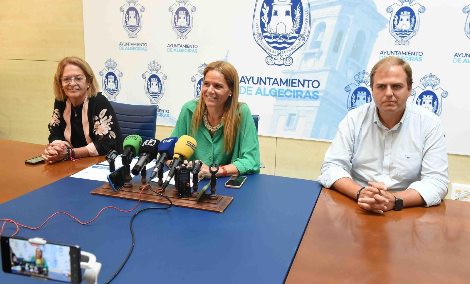 María Solanes flanqueada por Juana Cid y Javier Vázquez Hueso, durante su comparecencia.