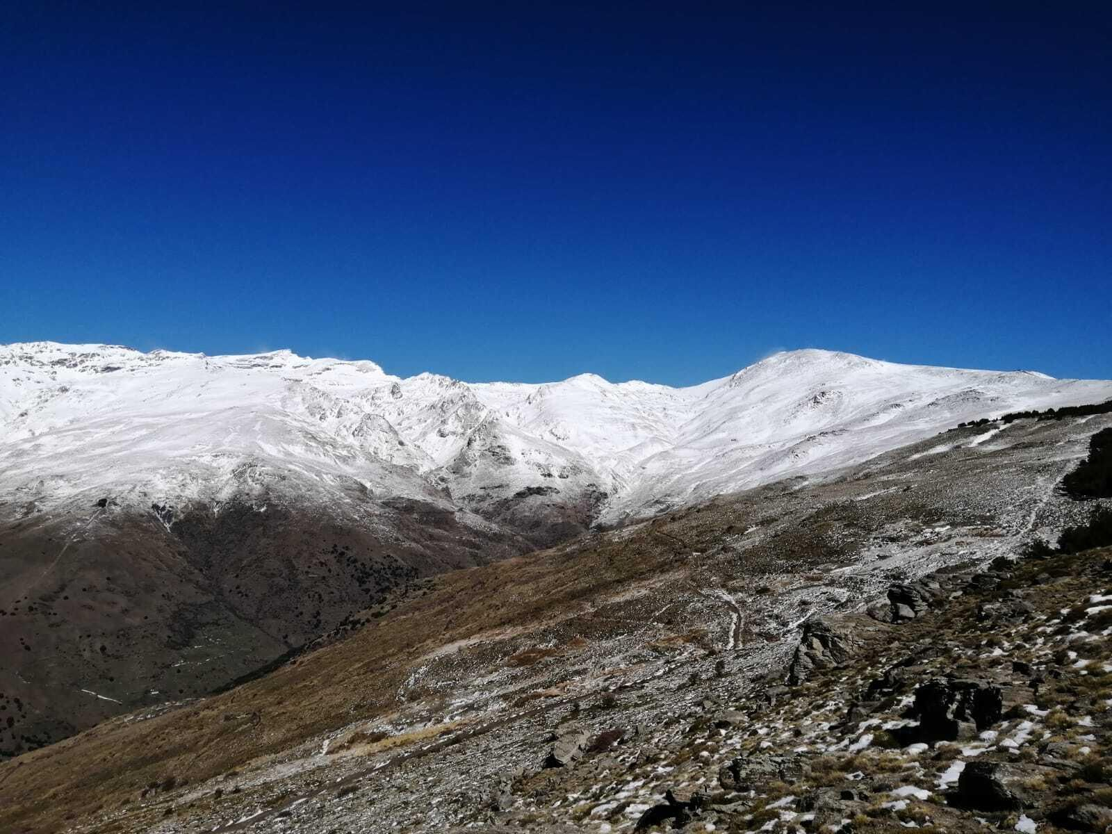 Nieve por encima de 1.700 metros y hielo "durísimo": ten en cuenta estos datos si haces montaña en Sierra Nevada este fin de semana