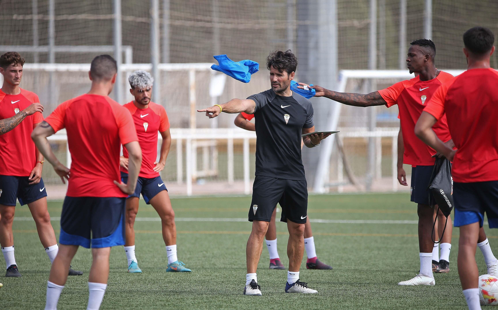 Lolo Escobar reparte instrucciones en su primer entrenamiento con el Algeciras.
