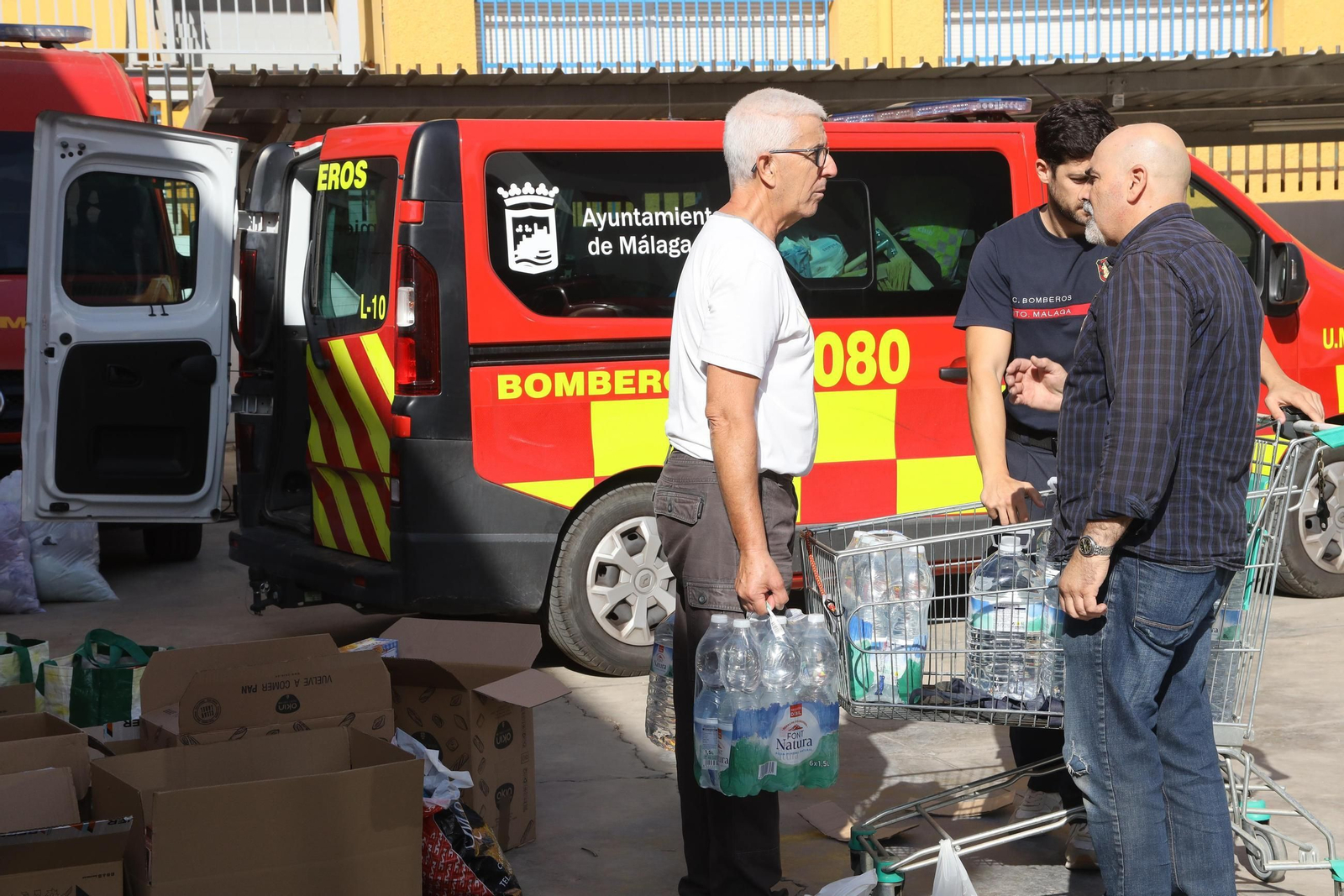 Donaciones en los parques de bomberos de Málaga para Valencia
