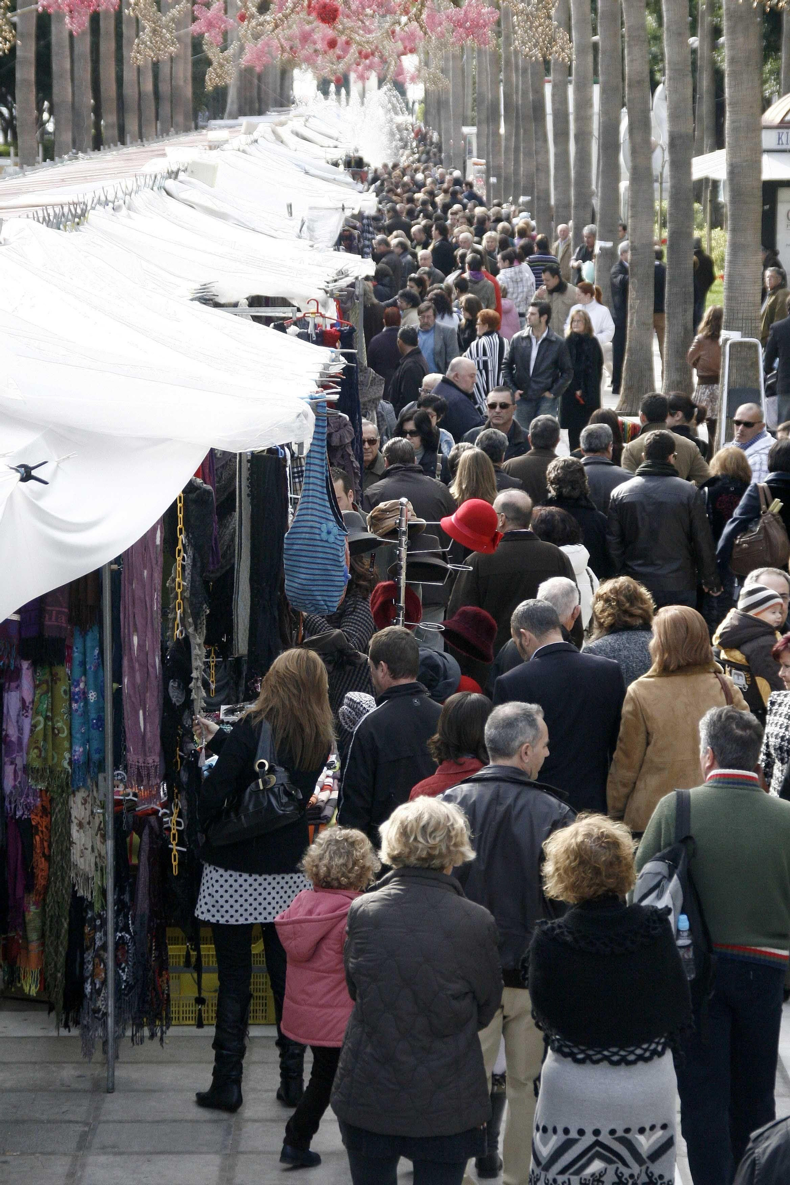 Mercadillo navideño en la Rambla Federico García Lorca
