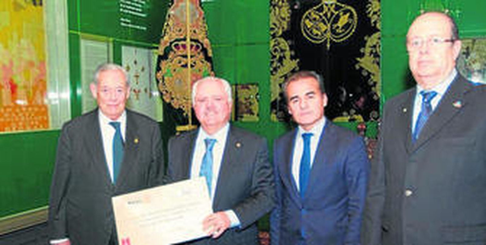 Manuel García, hermano mayor; Francisco Portal, presidente de Rotary Club de Sevilla; Rafael Herrador, director territorial de Caixabank; y José Luis Carvajal, gobernador del Distrito 2203 de Rotary Internacional.