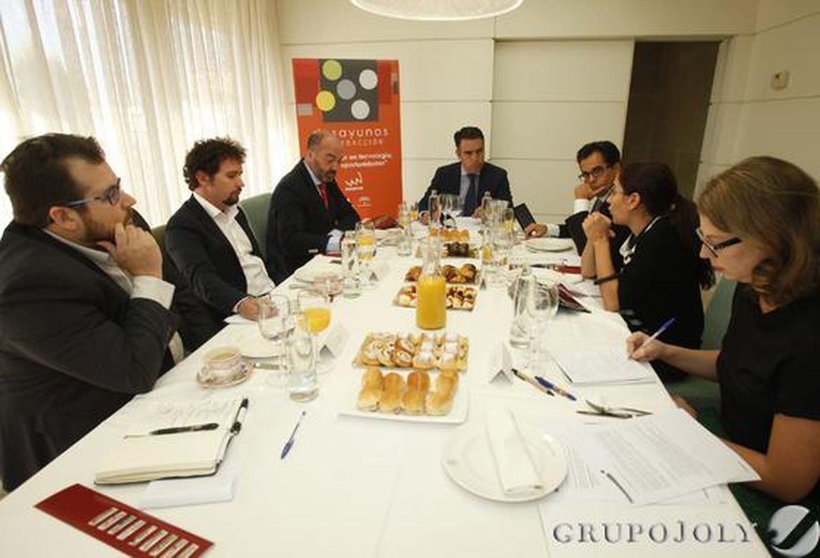 Los asistentes escuchan la intervención de Gracia Catalina.

Foto: José Ángel García