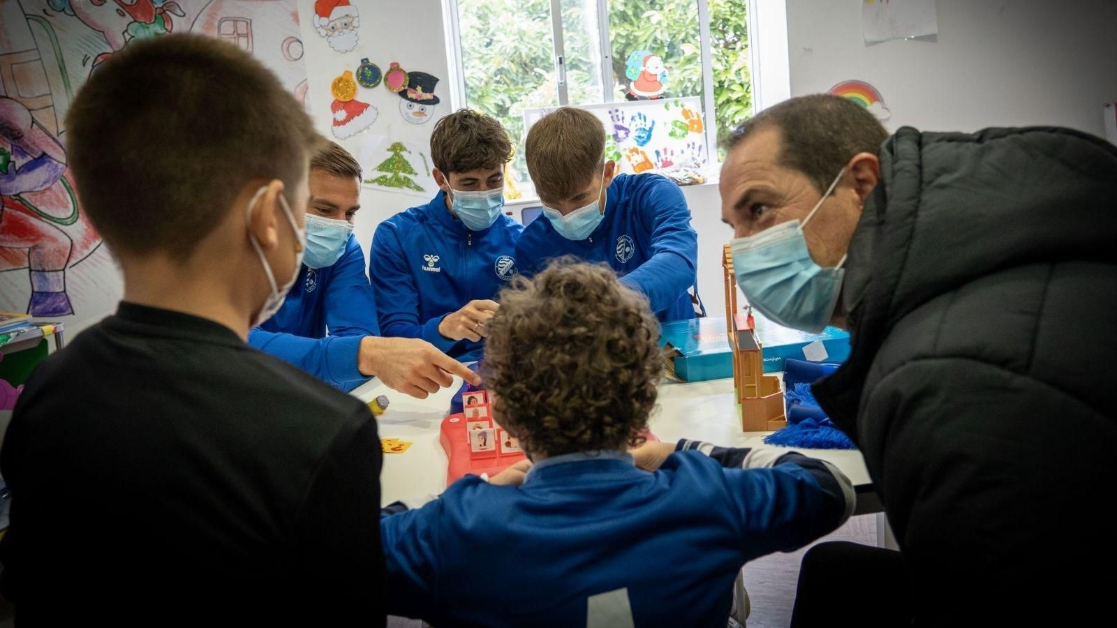 Los pequeños integresados en el Hospital se han llevado una alegría con la visita del Xerez DFC.