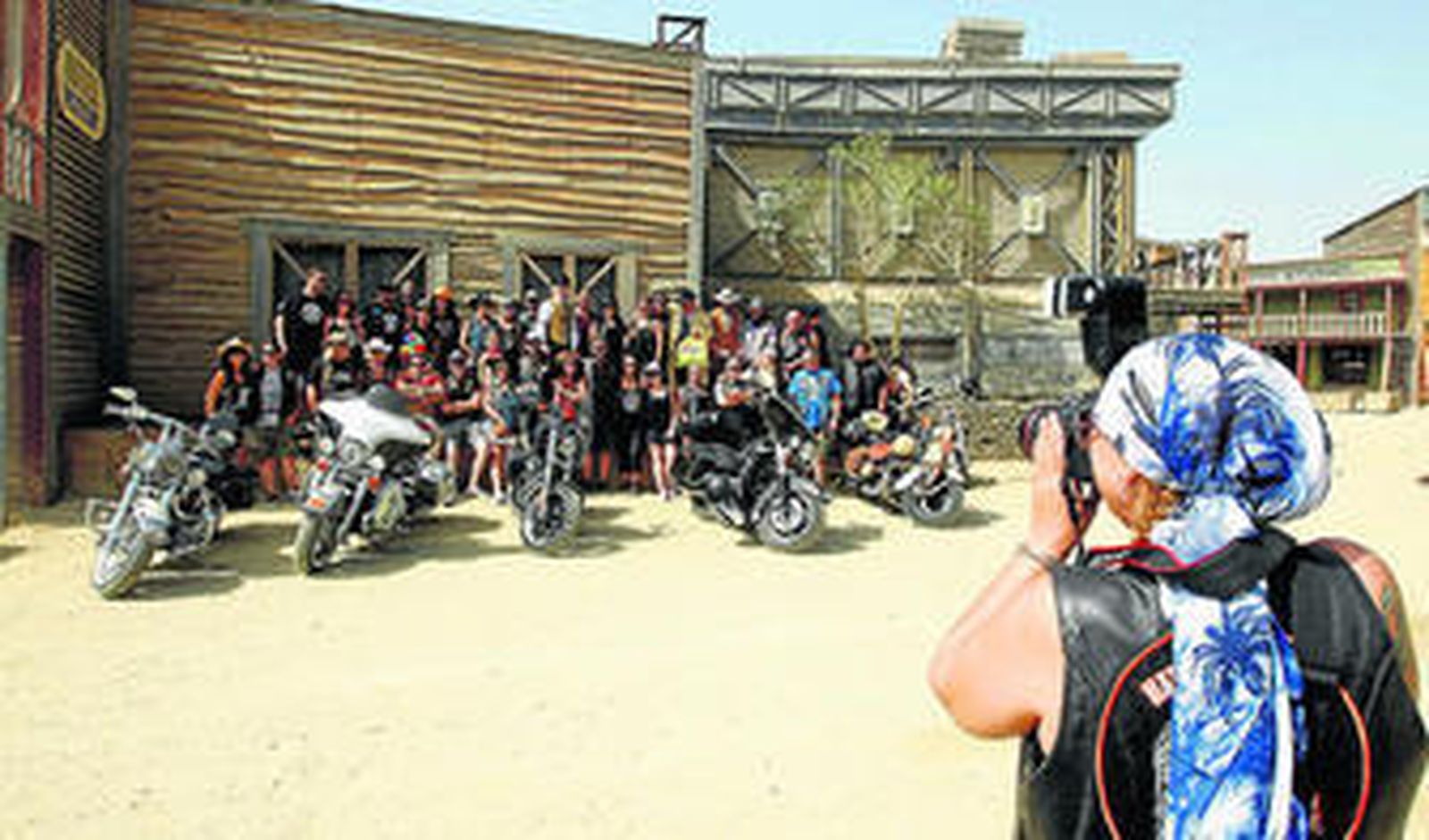 Unas 100 Harleys Davidson toman el albero del Fort Bravo en Tabernas