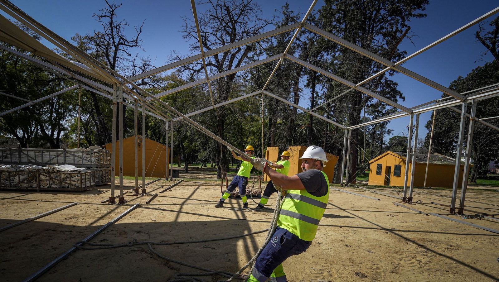 Ya ha empezado el montaje de casetas y reposición del albero en el Hontoria