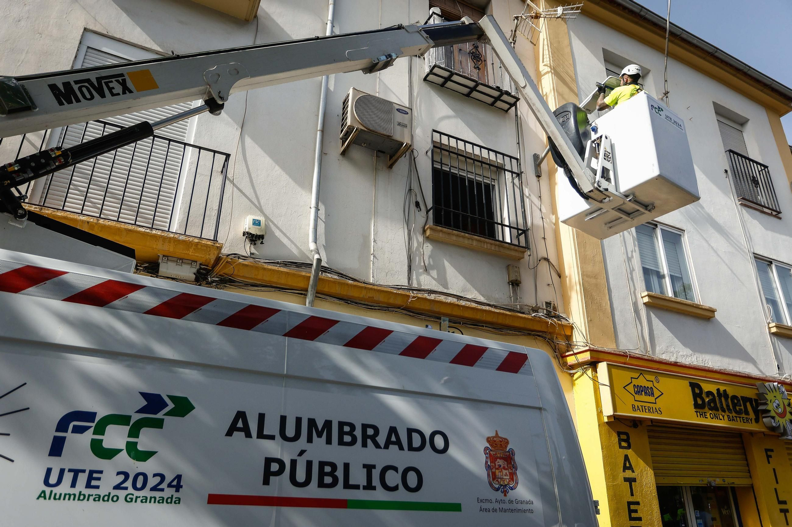 Inicio de los trabajos para colocar las nuevas luminarias en la Avenida de Andalucía