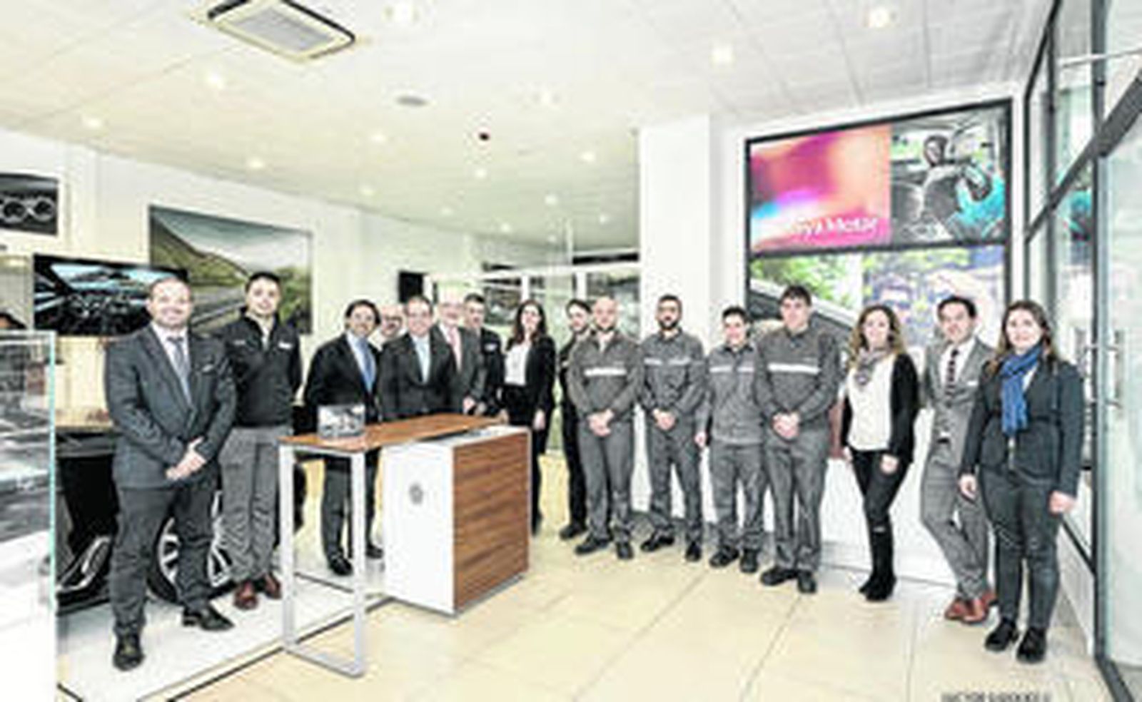 Personal de Carteya Motor posa en el concesionario.