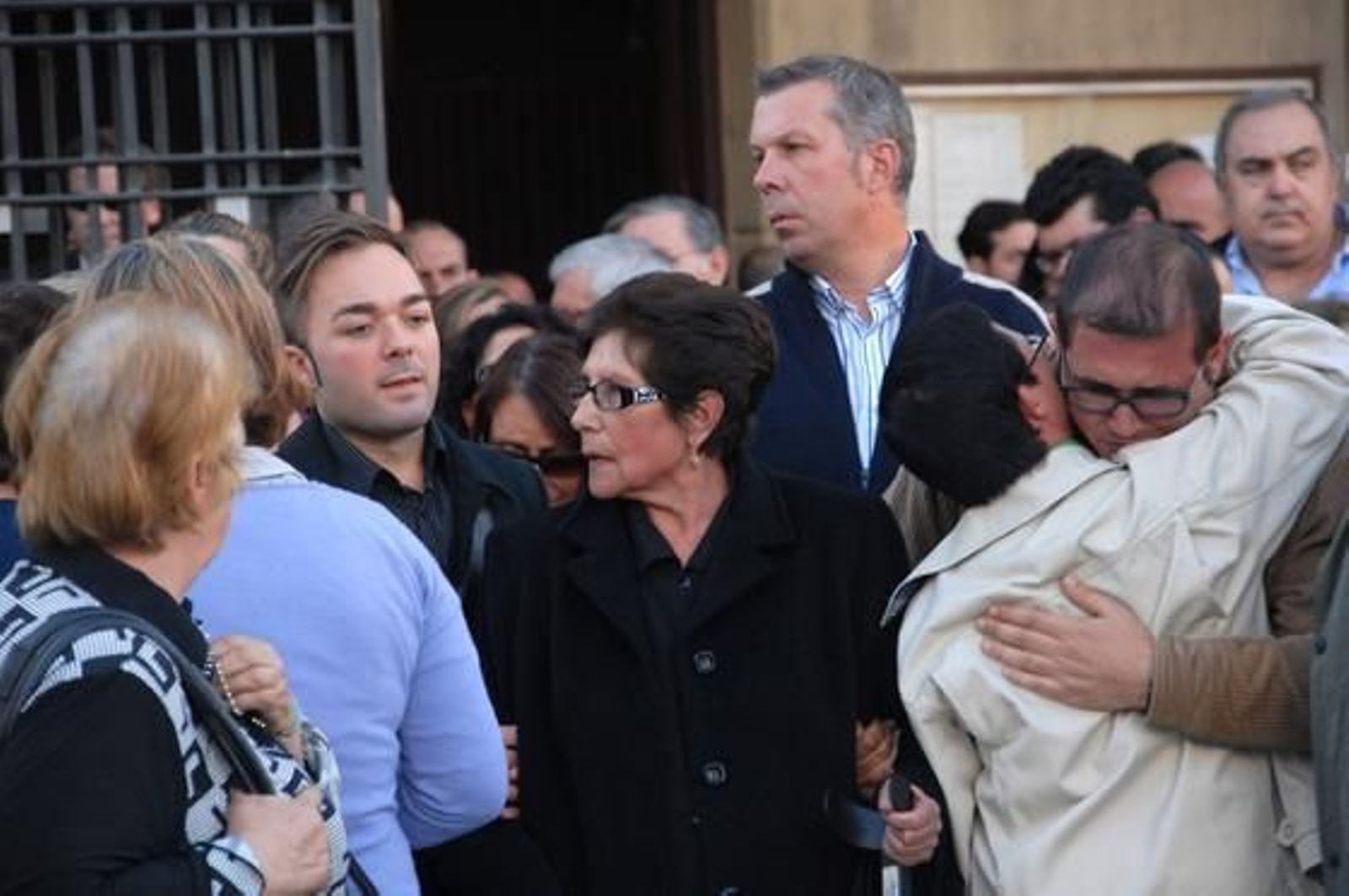 Amigos y familiares dan su último adiós al funcionario del Ayuntamiento isleño Manuel Pereira Fontao, asesinado el sábado.

Foto: Rioja