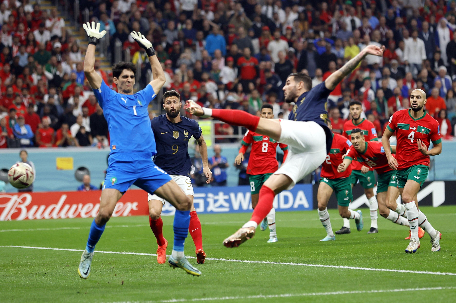 Theo Hernández remata el gol que puso por delante a Francia.