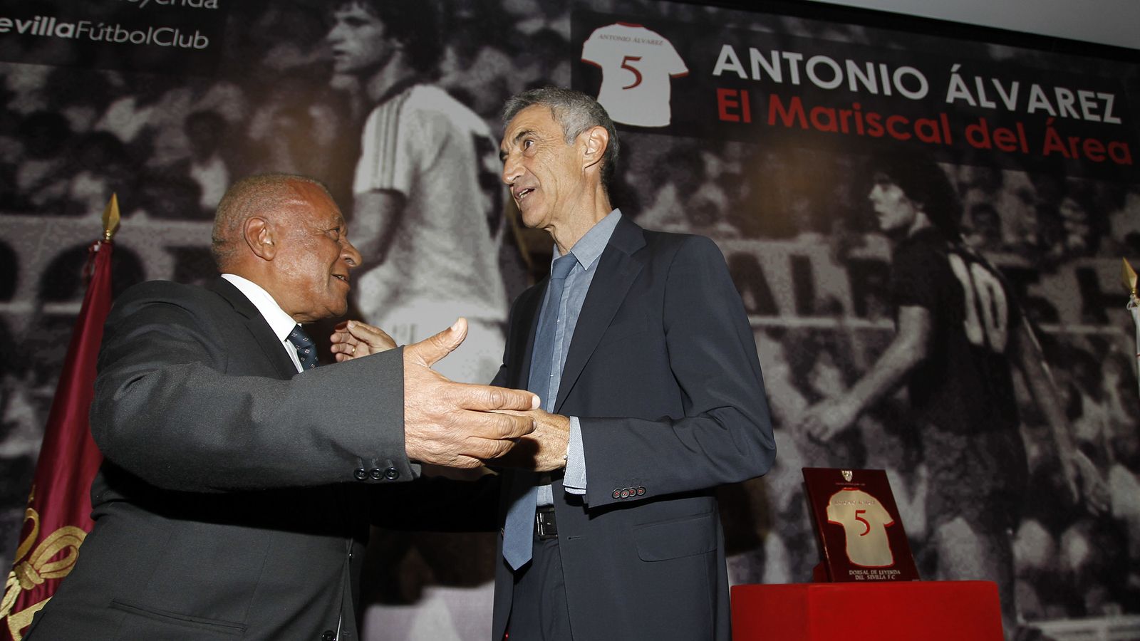 Entrega del Dorsal del Leyenda del Sevilla a Antonio Álvarez