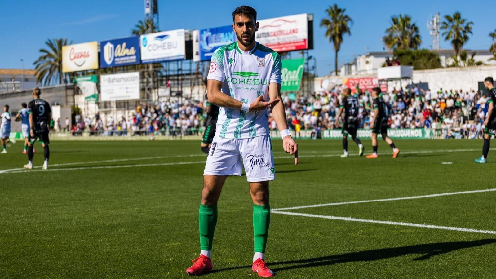 Sofiane celebra uno de sus goles con el Sanluqueño.
