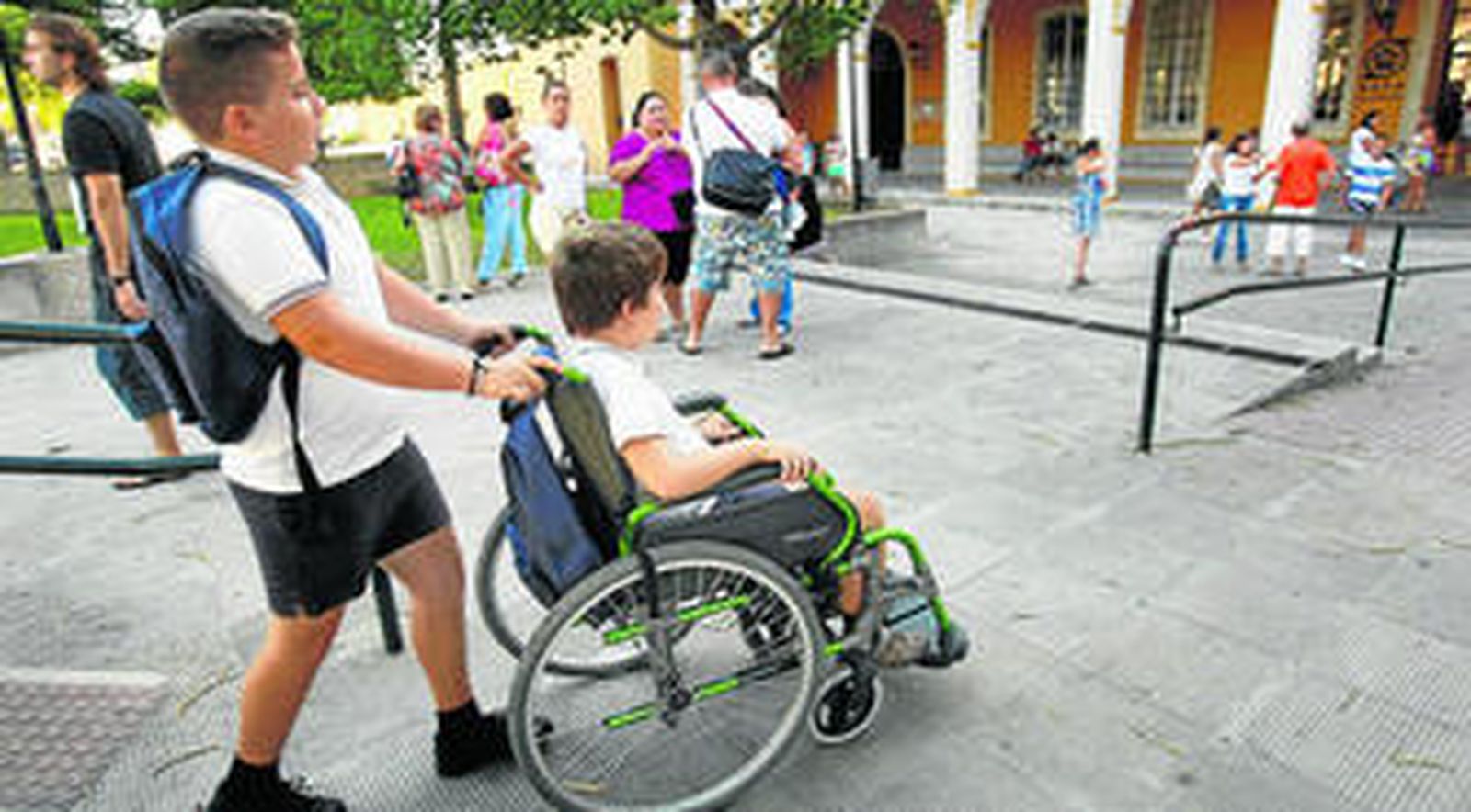 Uno de los alumnos del colegio San Luis Gonzaga, en silla de ruedas, ayer accediendo a la clase de quinto curso.