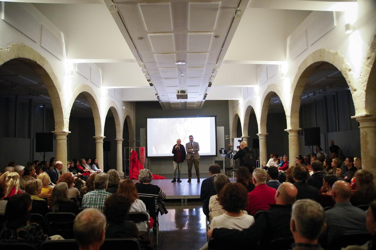 El Centro Andaluz de la Fotografía de Almería presenta el calendario 2025 con la actuación de la bailaora María Moreno, en imágenes