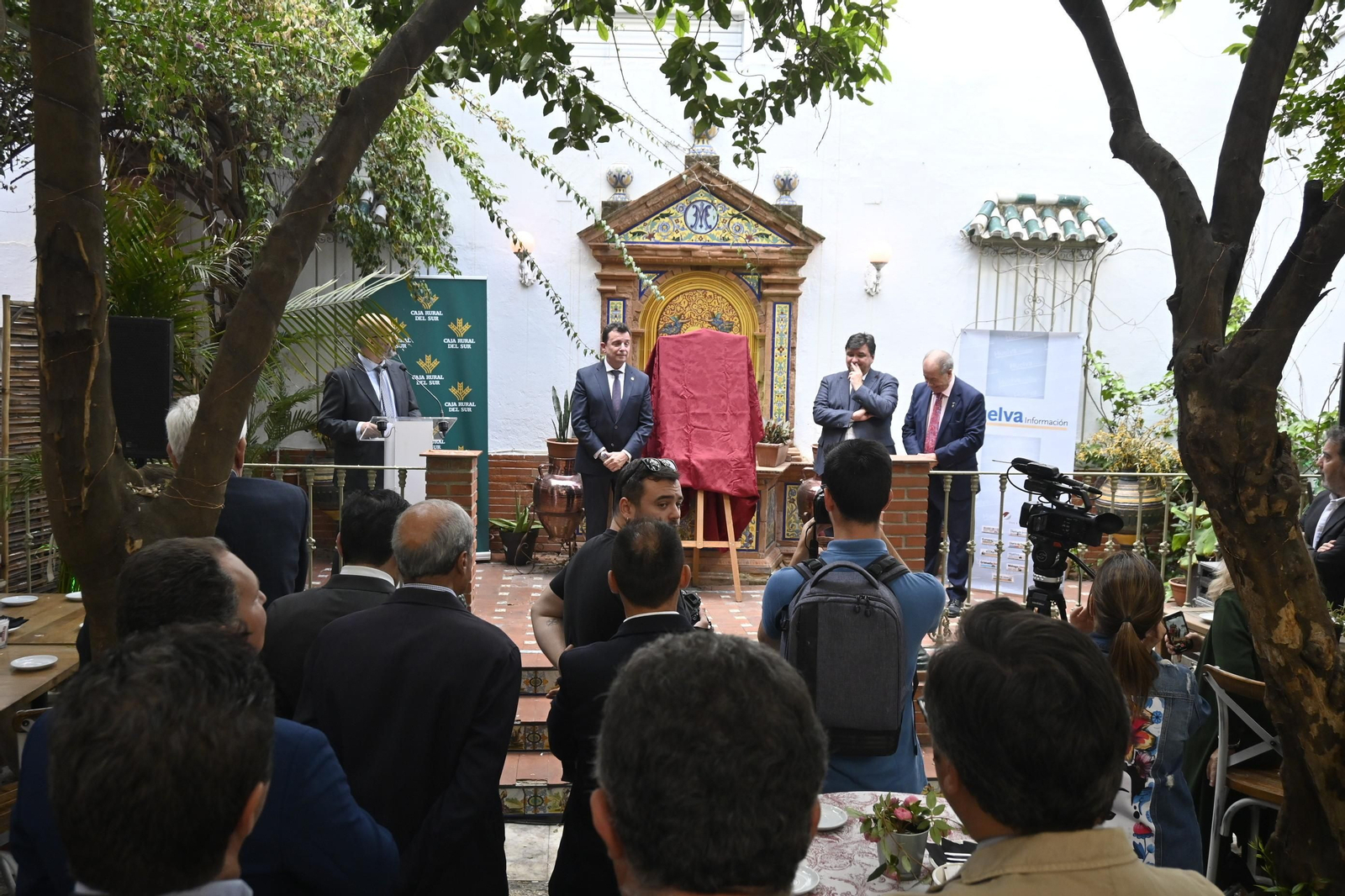 Ambiente en la presentación de la Guía de la Semana Santa de Huelva, en imágenes