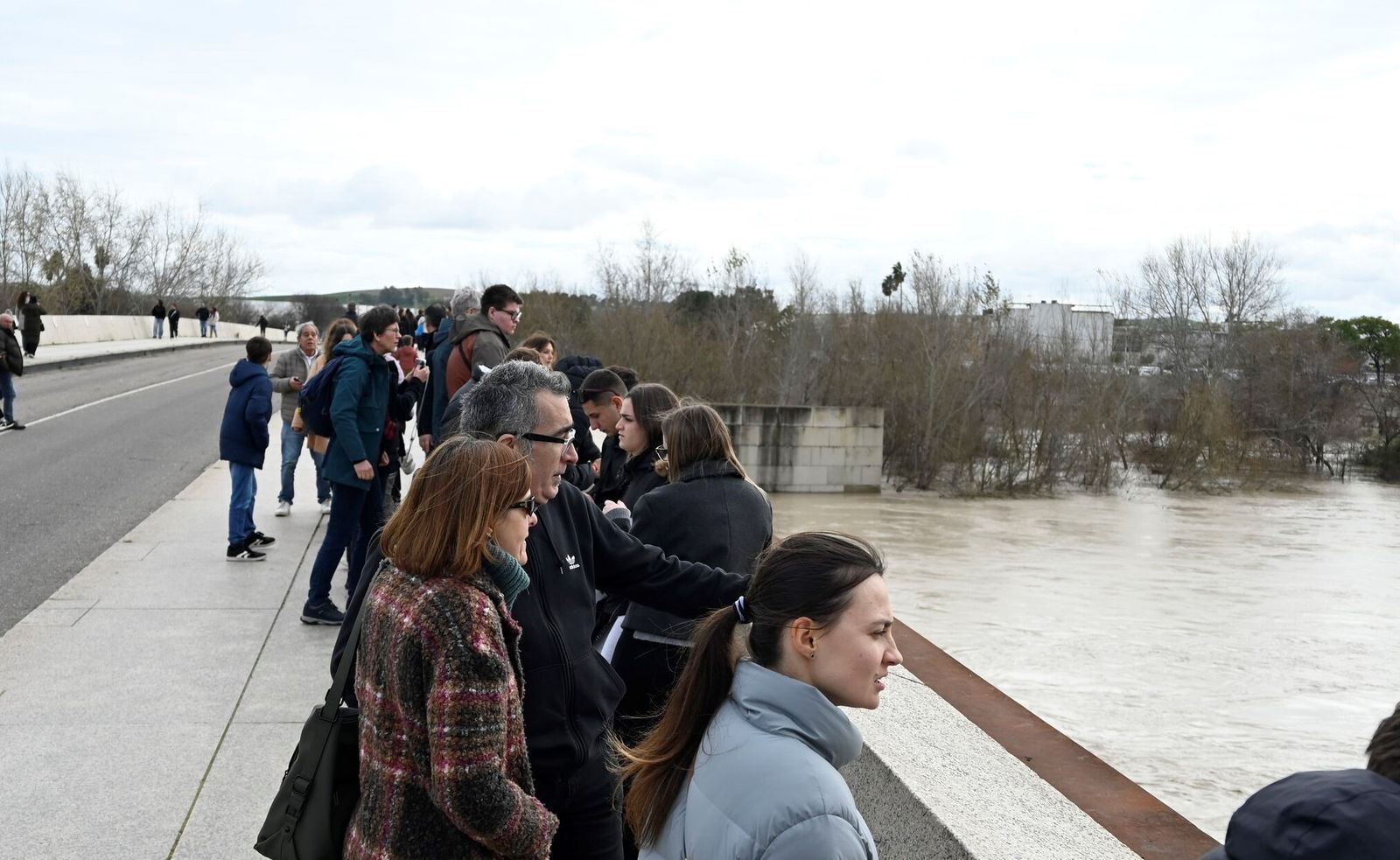 Las calles de Córdoba se llenan de gente con la tregua de la lluvia, en imágenes
