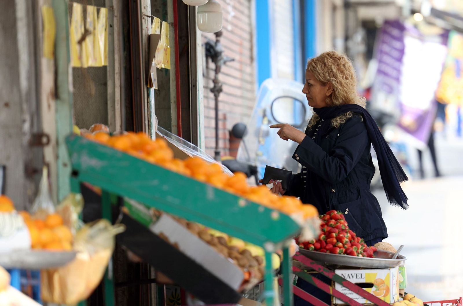 La vida sigue entre los habitantes de Teherán: compras, trabajos, pasear al perro...