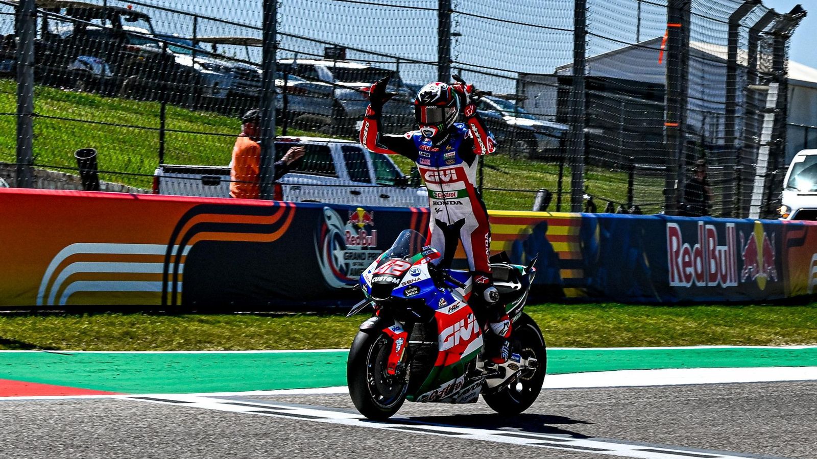 Rins celebra la victoria en Austin.