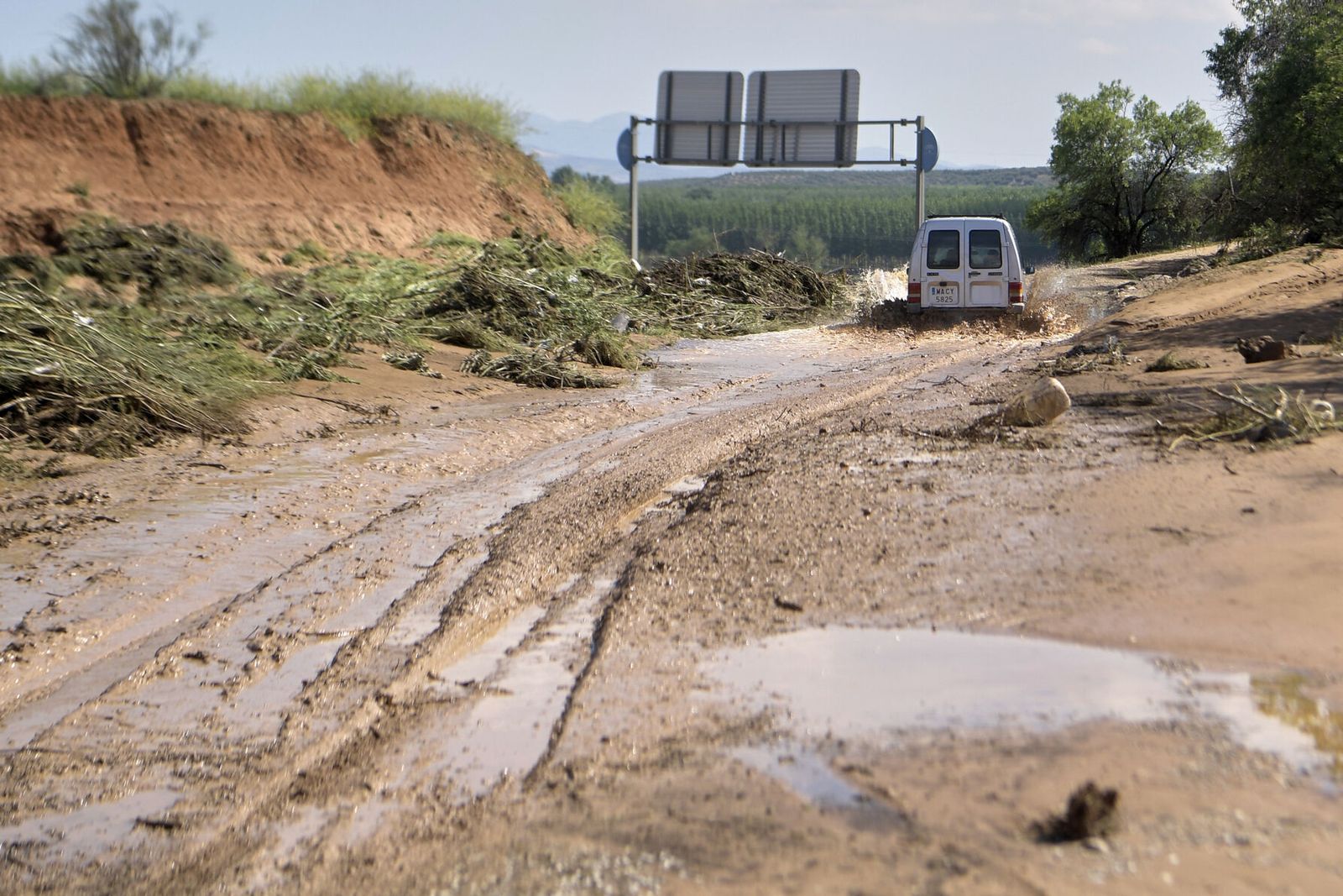 Una C-15 se atreve a cruzar un gran charco cerca de un olivar tras la tormenta del sábado
