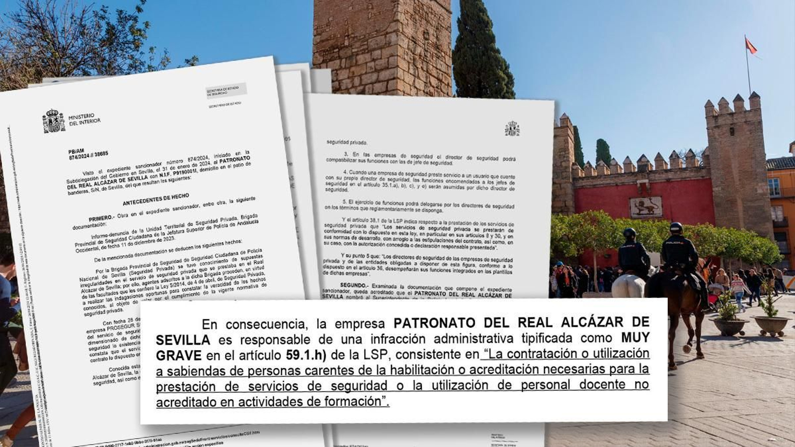 Una pareja de policías nacionales a caballo vigila el entorno del Real Alcázar.