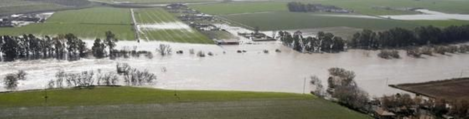 Vista aérea del cauce del río Guadalquivir desbordado a su paso por la zona del aeropuerto, la urbanización Altea y Córdoba. / José Martínez