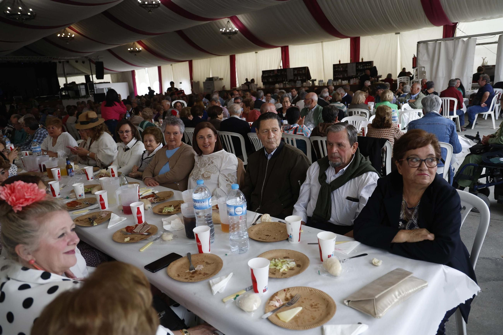 Fotos del almuerzo para mayores en la Feria de Castellar