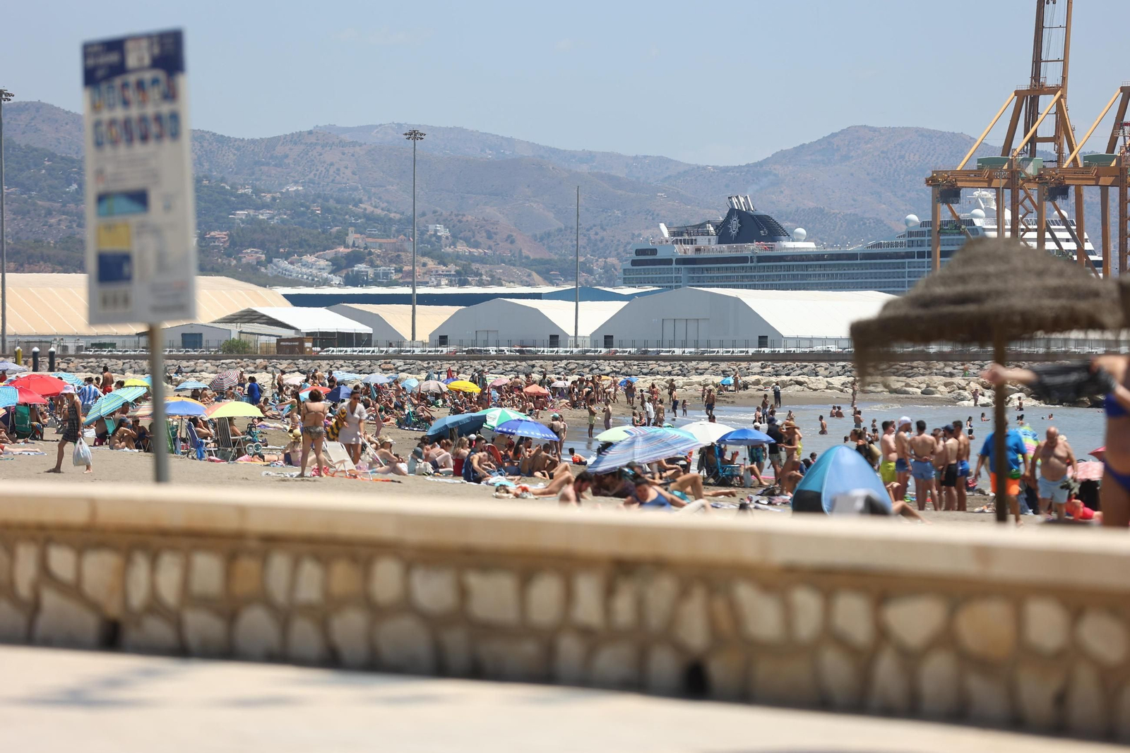 Las fotos del primer lleno de playas en julio en Málaga, con calor, viento y oleaje
