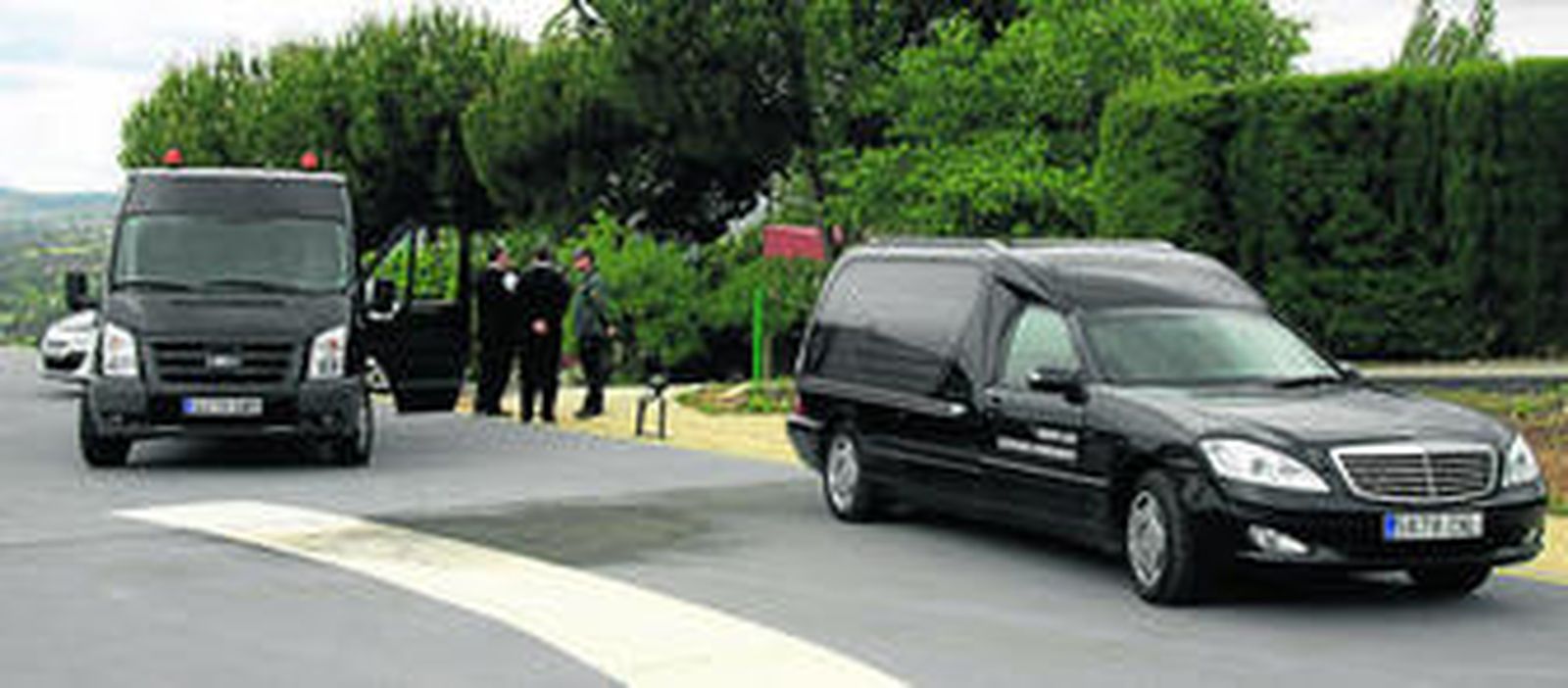 El coche funerario que trasladó el cuerpo del escalador muerto en el cañón de las Buitreras.