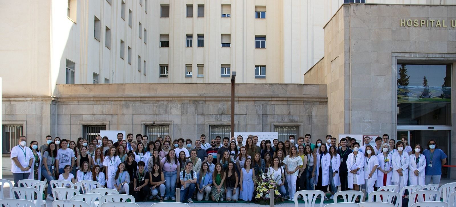 Los nuevos especialistas internos residentes del hospital durante la acogida