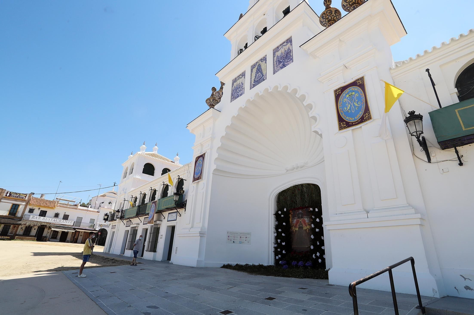 La fachada principal del santuario del Rocío.