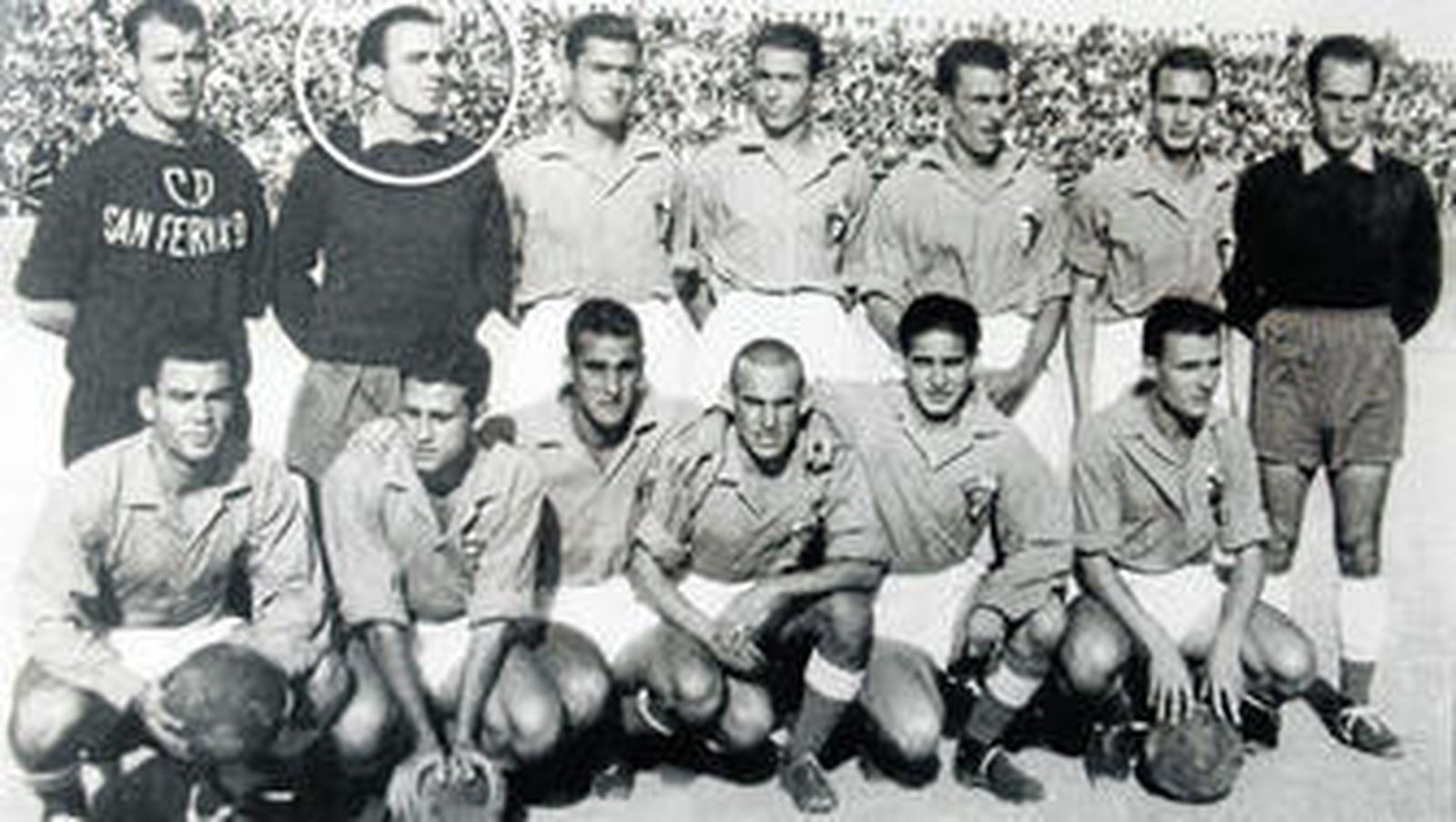 Ángel Ruiz, de pie, segundo por la izquierda, junto al resto del equipo en la temporada del 53/54.