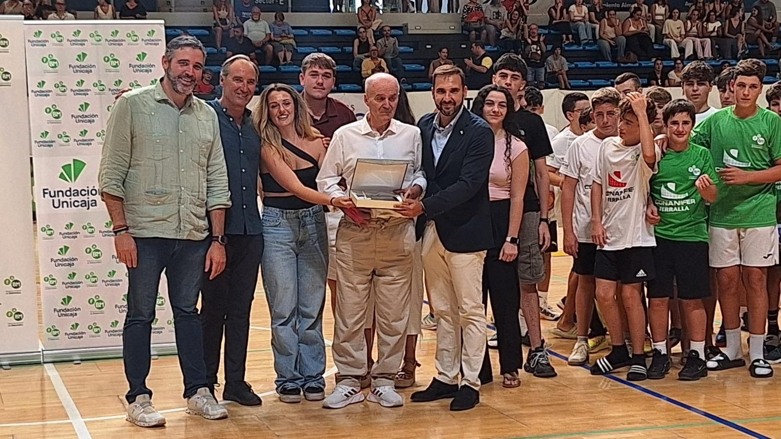 Guillermo Plaza, una figura emblemática en el balonmano almeriense, es homenajeado durante el encuentro.
