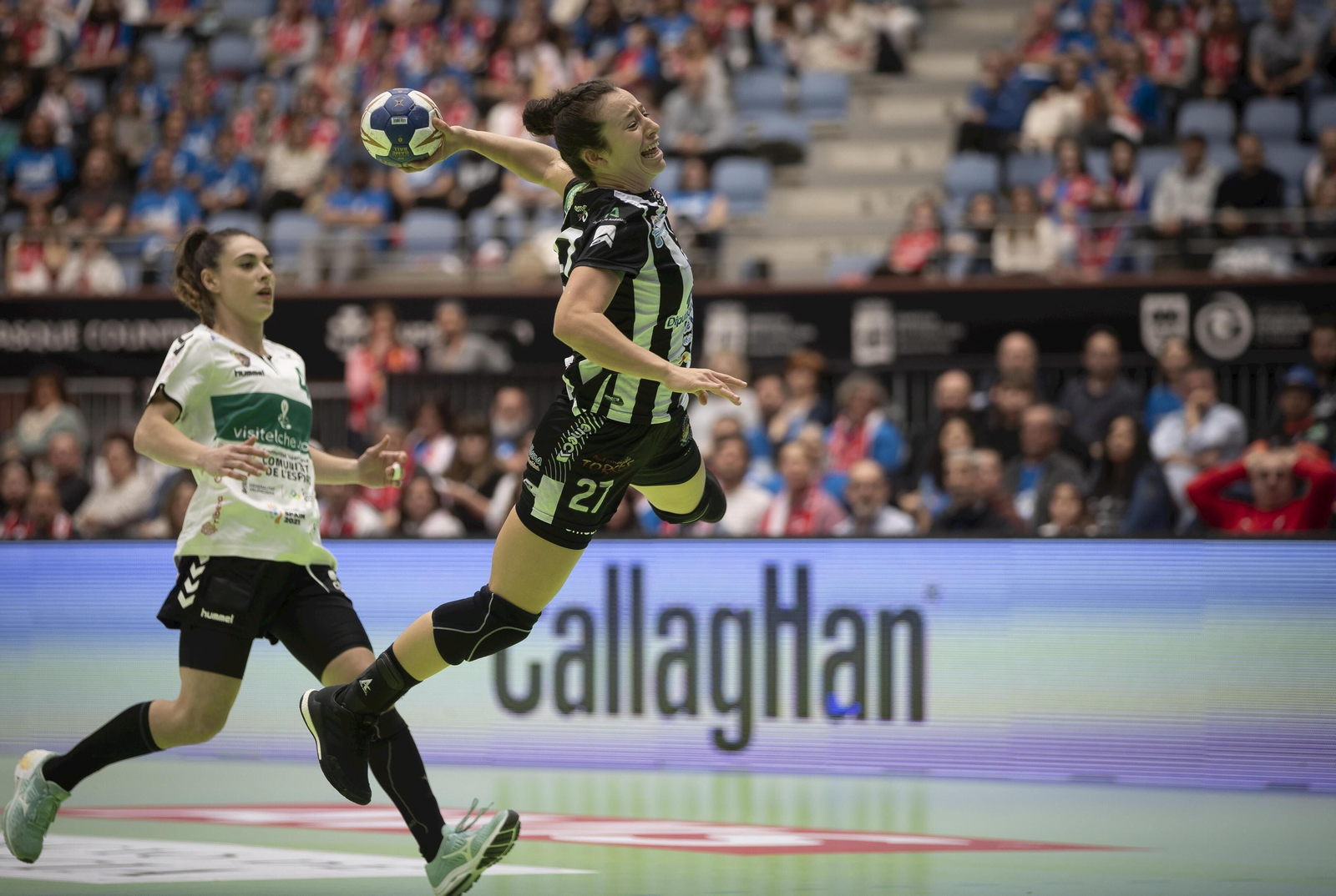 Isa Medeiros lanza a portería.